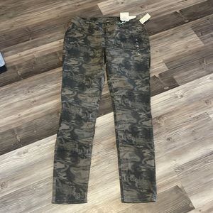 Maurice’s camo jeggings long. Denim flex’s. Size large